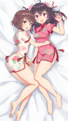 Rule 34 | 2girls, alternate costume, asakura mihono, bare legs, barefoot, bed sheet, black hair, brown eyes, brown hair, china dress, chinese clothes, commentary request, dress, earrings, floral print, flower, gradient hair, hair flower, hair ornament, hand on another&#039;s hip, highres, hand grab, jewelry, long hair, lying, multicolored hair, multiple girls, on back, on bed, on side, open mouth, pera, red eyes, short dress, short hair, short sleeves, toji no miko