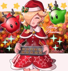 Rule 34 | 1girl, absurdres, antlers, blonde hair, capelet, christmas, closed eyes, cookie, cowboy shot, dress, earrings, fake antlers, food, fur-trimmed capelet, fur trim, hair over one eye, hat, highres, holding, holding tray, horns, jewelry, long hair, long sleeves, luma (mario), mario (series), nintendo, oven mitts, red capelet, red dress, red headwear, reindeer antlers, rosalina, santa dress, santa hat, sarukaiwolf, smile, standing, star (symbol), star earrings, super mario galaxy, tray