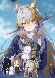 1boy 1girl 1other absurdres adversarial_noise alternate_costume arknights blonde_hair blue_hair blue_jacket blush chibi closed_mouth commentary_request doctor_(arknights) dragon_girl dragon_horns earrings eyeliner green_eyes grey_hair hair_between_eyes hair_intakes highres holding_snowman horns jacket jewelry light_smile long_hair long_sleeves looking_at_viewer makeup multicolored_hair open_mouth orange_eyeliner orange_pupils outdoors partial_commentary pointy_ears scarf shu_(arknights) snowing snowman translation_request watermark white_scarf winter_clothes wn_(wani-noko) zhi_(arknights)