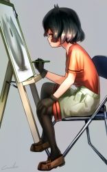 Rule 34 | 10s, 1girl, black gloves, black hair, black pantyhose, brown footwear, closed mouth, commentary request, drawing, easel, from side, gloves, green shorts, grey background, hand on own knee, highres, holding, holding pencil, kaban (kemono friends), kemono friends, orange shirt, pantyhose, pencil, shirt, short hair, shorts, simple background, single stripe, sitting, solo, welt (kinsei koutenkyoku)