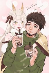 Rule 34 | 1boy, 1girl, antennae, beard, black headwear, black nails, bow, brown bow, brown hair, bubble tea, cup, detached sleeves, facial hair, fur scarf, green jacket, gucci (vtuber), hair bow, hand on another&#039;s shoulder, highres, holding, holding cup, indie virtual youtuber, jacket, mecca (pad f00t), nail polish, sanagi yuzu, second-party source, smile, v-shaped eyebrows, virtual youtuber, yellow eyes