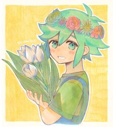 Rule 34 | 1boy, 6f6d6f7269, basil (headspace) (omori), basil (omori), blue overalls, blush, bouquet, flower, green eyes, green hair, green shirt, head wreath, highres, holding, holding bouquet, looking at viewer, omori, open mouth, overalls, shirt, short hair, short sleeves, smile, solo, upper body