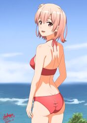 1girl artist_name ass bikini brown_eyes dated from_below hair_bun horizon looking_at_viewer looking_back ocean pink_hair red_bikini sakayaya short_hair single_hair_bun single_side_bun smile solo swimsuit yahari_ore_no_seishun_lovecome_wa_machigatteiru. yuigahama_yui