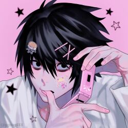 Rule 34 | 1boy, amane misa, bags under eyes, biting, black eyes, black hair, death note, gyuing666, hair between eyes, hair ornament, highres, holding, holding phone, l (death note), long sleeves, looking at viewer, male focus, phone, pink background, shirt, short hair, star (symbol), thumb biting, thumb to mouth, white shirt, x hair ornament, yagami light