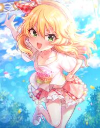 Rule 34 | 1girl, blonde hair, blue sky, blurry, blurry background, blush, breasts, cloud, collarbone, confetti, cowboy shot, day, dot nose, frilled hairband, frilled skirt, frills, green eyes, hair ribbon, hairband, hand on own hip, idolmaster, idolmaster cinderella girls, idolmaster cinderella girls starlight stage, leg up, lens flare, looking at viewer, midriff peek, miniskirt, navel, open hand, open mouth, outdoors, pink footwear, pink hairband, pink ribbon, pink skirt, plaid, plaid ribbon, print shirt, ribbon, sakurai momoka, shinonoko (tubamecider), shirt, shoes, short hair, short sleeves, skirt, sky, small breasts, smile, sneakers, solo, stage, stage lights, standing, standing on one leg, sunlight, sweat, tree, v-shaped eyebrows, white shirt