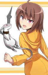 Rule 34 | 1girl, ahoge, belt, brown hair, commentary request, cowboy shot, creature, from behind, highres, hood, hoodie, kuu (under night in-birth), linne, looking at viewer, looking back, nyomosuke, open mouth, pink eyes, short hair, smile, striped, striped background, tail, under night in-birth, wings