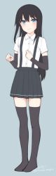 Rule 34 | 1girl, :&gt;, arm warmers, asashio (kancolle), bad id, bad twitter id, black hair, black skirt, black thighhighs, blue eyes, flat color, full body, grey background, kantai collection, kanzaki muyu, long hair, looking at viewer, pleated skirt, shirt, short sleeves, simple background, skirt, smile, solo, standing, suspenders, thighhighs, white shirt