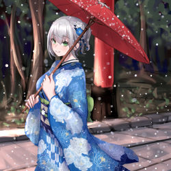 Rule 34 | 1girl, alternate costume, blue flower, blue kimono, blush, braid, breasts, chinese commentary, closed mouth, commentary request, cowboy shot, floral print, flower, french braid, green eyes, hair between eyes, hair flower, hair ornament, highres, hololive, japanese clothes, kimono, large breasts, looking at viewer, obi, oil-paper umbrella, outdoors, print kimono, purple sash, red umbrella, sash, shirogane noel, shirogane noel (new year), short hair, smile, snowing, solo, tree, umbrella, virtual youtuber, white flower, white hair, wide sleeves, yeklsa