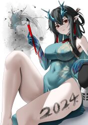 Rule 34 | 1girl, 2024, absurdres, arknights, black hair, breasts, china dress, chinese clothes, dragon girl, dragon horns, dress, dusk (arknights), green dress, highres, holding, holding paintbrush, horns, knee up, large breasts, long hair, looking back, paintbrush, pointy ears, red eyes, sitting, solo, tewaki