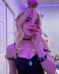Rule 34 | 1girl, bare shoulders, black dress, blonde hair, bowsette, bowsette (cosplay), breasts, cleavage, cosplay, crown, cuban (nationality), dragon horns, dress, female focus, highres, horns, indoors, large breasts, looking at viewer, mario (series), medium hair, new super mario bros. u deluxe, nintendo, photo (medium), solo, staryuuki, upper body