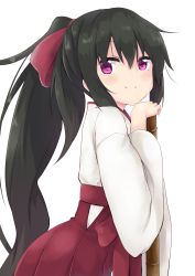 Rule 34 | 1girl, absurdres, amano kouki, bamboo broom, black hair, blush, bow, broom, closed mouth, commentary request, hair between eyes, hair bow, hakama, hakama skirt, high ponytail, highres, japanese clothes, long hair, long sleeves, miko, note-chan, original, ponytail, purple eyes, red bow, red hakama, simple background, skirt, smile, solo, very long hair, white background, wide sleeves