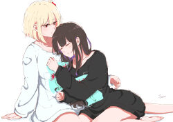 Rule 34 | 2girls, absurdres, artist name, bad feet, bare legs, barefoot, black hair, black shirt, blonde hair, closed eyes, closed mouth, colored inner hair, highres, inoue takina, long hair, long sleeves, loose clothes, loose shirt, lycoris recoil, lying, lying on another, multicolored hair, multiple girls, nishikigi chisato, on side, purple hair, red eyes, shirt, short hair, sidelocks, signature, simple background, sitting, sketch, sleeves past wrists, sou (sxy122126), thighs, toes, two-tone hair, white background, white shirt, yuri