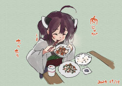 Rule 34 | 1girl, ahoge, blush, bowl, brown hair, chopsticks, closed eyes, closed mouth, dated, eating, facing viewer, food, food request, green background, headgear, holding, holding bowl, holding chopsticks, japanese clothes, kimono, lamb (hitsujiniku), long sleeves, plate, rice, solo, touhoku kiritan, translation request, twintails, upper body, voiceroid, white kimono, wide sleeves