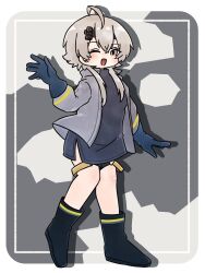 Rule 34 | 1girl, ahoge, arknights, arms up, bare legs, black eyeliner, black footwear, blue gloves, blue shirt, boots, eyeliner, full body, gloves, grey eyes, grey hair, grey jacket, hair behind ear, hair between eyes, headlamp, highres, jacket, knee cutout, looking at viewer, makeup, mayer (arknights), mayer (visionblazer in the courtyard) (arknights), nunnuje a u e, one eye closed, open mouth, shadow, shirt, short hair with long locks, simple background, solo, standing, thigh strap, waving, yellow stripes
