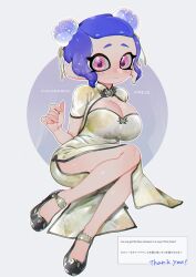 Rule 34 | 1girl, black trim, blue hair, blush, border, breasts, bun cover, cephalopod eyes, china dress, chinese clothes, cleavage, closed mouth, commentary request, doro mizu 831, double bun, dress, eyelashes, full body, hair bun, highres, large breasts, nintendo, octoling, octoling girl, octoling player character, outside border, pink eyes, purple background, round image, short hair, side slit, smile, solo, splatoon (series), tentacle hair, white border