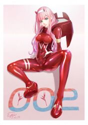 1girl bodysuit breasts darling_in_the_franxx green_eyes hairband highres horns long_hair looking_at_viewer medium_breasts pilot_suit pink_hair red_bodysuit sakumichi sitting skin_tight smile solo zero_two_(darling_in_the_franxx)