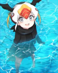 Rule 34 | 10s, 1girl, bird tail, bird wings, black hair, blonde hair, blush, commentary request, from above, full body, gloves, head wings, highres, jacket, kemono friends, long sleeves, multicolored hair, pantyhose, partially submerged, pleated skirt, red hair, scarf, short hair, skirt, solo, tail, tatsuno newo, tufted puffin (kemono friends), water, white hair, wings
