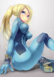 Rule 34 | 1girl, ankle boots, arm support, ass, blonde hair, blue eyes, blush, bodysuit, boots, breasts, expressionless, from side, gloves, grey background, high heel boots, high heels, high ponytail, impossible bodysuit, impossible clothes, kazo (kazozakazo), knee up, long hair, looking at viewer, looking back, medium breasts, metroid, nintendo, ponytail, samus aran, shadow, simple background, sitting, skin tight, solo, swept bangs, zero suit