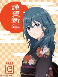 1girl artist_name black_kimono blue_eyes byleth_(female)_(fire_emblem) byleth_(fire_emblem) checkered_background closed_mouth commentary_request egasumi fire_emblem fire_emblem:_three_houses floral_print floral_print_kimono green_hair japanese_clothes kimono komurice long_hair looking_at_viewer new_year nintendo smile solo translation_request upper_body