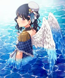 Rule 34 | 1girl, angel wings, black choker, blue dress, blush, choker, commentary, dress, epaulettes, feathered wings, from behind, from side, fukumaru koito, gloves, hat, highres, idolmaster, idolmaster shiny colors, lens flare, looking at viewer, looking back, nagami tami, partially submerged, purple eyes, smile, solo, water, white gloves, white hat, wings