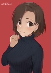 Rule 34 | 1girl, absurdres, asymmetrical bangs, black sweater, breasts, brown eyes, brown hair, character request, check character, dated, earrings, hand up, highres, idolmaster, idolmaster cinderella girls, jewelry, light smile, long sleeves, looking at viewer, medium breasts, mizuki seira, onao, red background, short hair, simple background, solo, striped, sweater, tareme, turtleneck, turtleneck sweater, upper body, vertical stripes