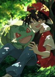 Rule 34 | 1boy, absurdres, backwards hat, black hair, black shirt, blue pants, bright pupils, bulbasaur, claws, creatures (company), fangs, foot out of frame, game freak, gen 1 pokemon, hat, highres, irimiro, jacket, male focus, nintendo, nostrils, open mouth, outdoors, pants, pocket, poke ball, poke ball (basic), pokemon, pokemon (creature), pokemon adventures, red (pokemon), red eyes, red headwear, red jacket, shirt, short hair, short sleeves, teeth, tree, under tree, upper teeth only, white footwear, white pupils