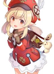 Rule 34 | 1girl, ahoge, backpack, bag, bag charm, blonde hair, brown eyes, brown gloves, cabbie hat, charm (object), cowboy shot, dress, feathers, genshin impact, gloves, hat, hat feather, highres, klee (genshin impact), long hair, long sleeves, low twintails, nomio, open mouth, pointy ears, red dress, red hat, simple background, smile, solo, standing, twintails, white background, white feathers