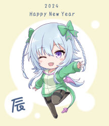 Rule 34 | 1girl, 2024, ;d, assault lily, black footwear, blue hair, blue jacket, blush, bow, braid, brown pantyhose, chibi, chinese zodiac, commentary request, dragon tail, fang, full body, garter straps, green bow, hair between eyes, hair bow, hand up, happy new year, inoguchi minto, jacket, leg up, long hair, long sleeves, looking at viewer, low wings, mini wings, mori tatsuki, new year, one eye closed, open mouth, outstretched arm, pantyhose, pink wings, purple eyes, shoes, sidelocks, sleeves past wrists, smile, solo, standing, standing on one leg, tail, thighband pantyhose, translated, twin braids, two-tone background, white background, wings, year of the dragon, yellow background