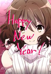 Rule 34 | 1girl, brown eyes, brown hair, dated, english text, happy new year, hibike! euphonium, highres, looking at viewer, new year, nii manabu, off-shoulder sweater, off shoulder, oumae kumiko, pink background, smile, solo, sweater, white sweater