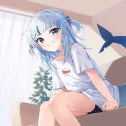 1girl absurdres black_shorts blue_eyes blue_hair couch fins fish_tail gawr_gura grey_hair grin highres hololive hololive_english legs looking_at_viewer multicolored_hair on_couch scar scar_on_tail shark_tail shirt short_sleeves shorts sitting smile solo streaked_hair t-shirt tail teeth thighs virtual_youtuber white_shirt window yanagi_marie