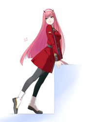 Rule 34 | 10s, 1girl, autumn-sacura, darling in the franxx, eyeshadow, from side, full body, green eyes, hairband, horns, jacket, leaning forward, leggings, long hair, makeup, pink hair, red horns, red jacket, smile, solo, white footwear, white hairband, zero two (darling in the franxx)