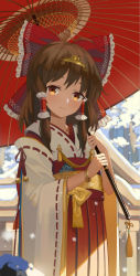 Rule 34 | 1girl, adapted costume, ahoge, architecture, bangle, bell, blurry, blush, bow, bracelet, brown eyes, brown hair, closed mouth, cowboy shot, day, depth of field, east asian architecture, eyelashes, flat chest, floral print, frilled bow, frills, fringe trim, gold, hair bow, hair ornament, hair tubes, hakama, hakama skirt, hakurei reimu, head tilt, holding, holding umbrella, japanese clothes, jewelry, jingle bell, long sleeves, looking at viewer, matching hair/eyes, oil-paper umbrella, outdoors, over shoulder, red bow, red hakama, red ribbon, red umbrella, ribbon, ribbon-trimmed sleeves, ribbon trim, rock, rope, shade, sidelocks, skirt, smile, snow, snowing, solo, standing, tassel, touhou, tree, umbrella, wide sleeves, winter, yellow bow, yunsang