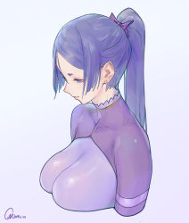 Rule 34 | 1girl, absurdres, blue background, bodysuit, bow, breasts, cleavage, earrings, fate/grand order, fate (series), gorgeous mushroom, highres, jewelry, large breasts, long hair, minamoto no raikou (fate), parted bangs, ponytail, purple eyes, purple hair, signature, simple background, smile, solo, upper body