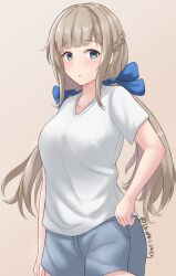 Rule 34 | 1girl, alternate costume, blue bow, blue eyes, bow, braid, breasts, brown background, casual, cowboy shot, french braid, grey shorts, hair bow, highres, kantai collection, large breasts, light brown hair, long hair, low twintails, maryland (kancolle), shidas0459, shirt, short shorts, short sleeves, shorts, simple background, solo, standing, t-shirt, twintails, white shirt