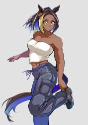 &gt;:) 1girl abs absurdres animal_ears bare_arms bare_shoulders black_footwear blonde_hair blue_hair brown_hair colored_inner_hair commentary_request dark_skin foot_out_of_frame forehead grey_background grey_pants highres horse_ears jose_(joseeidossei) looking_at_viewer michelle_my_baby midriff multicolored_hair pants shoes simple_background solo standing standing_on_one_leg strapless tail tube_top umamusume umamusume:_cinderella_gray v-shaped_eyebrows yellow_eyes