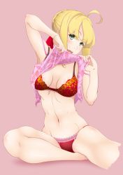 Rule 34 | 10s, 1girl, abs, ahoge, blonde hair, blush, breasts, cleavage, fate/extra, fate (series), green eyes, inamochi keiichirou, navel, nero claudius (fate), nero claudius (fate), nero claudius (fate/extra), pink background, solo, underwear, wavy mouth