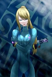 Rule 34 | 1girl, blonde hair, blue eyes, bodysuit, breasts squeezed together, breasts, character name, collarbone, crossed arms, glowing, gun, large breasts, lips, long hair, looking at viewer, metroid, mole, mole under mouth, parted lips, samus aran, skin tight, solo, super smash bros., tororu, weapon, zero suit