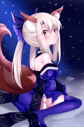Rule 34 | 1girl, animal ear fluff, animal ears, bare shoulders, blue bow, blue kimono, blue thighhighs, blush, bow, breasts, cosplay, detached collar, detached sleeves, fate/extra, fate/kaleid liner prisma illya, fate (series), fox ears, fox girl, fox tail, hair bow, highres, illyasviel von einzbern, japanese clothes, kimono, long hair, looking at viewer, looking back, pei iriya, platform footwear, red eyes, sash, sidelocks, sitting, small breasts, smile, snowing, solo, tail, tamamo (fate), tamamo no mae (fate/extra), tamamo no mae (fate/extra) (cosplay), thighhighs, twintails, wariza, white hair, wide sleeves