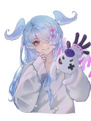 Rule 34 | 1girl, blue eyes, blue hair, blue wings, blush, closed mouth, commentary request, cropped torso, cross hair ornament, dragon, elira pendora, eyelashes, fangs, fangs out, flower, gloves, grey gloves, grey sweater, hair ornament, hair over one eye, hands up, head wings, highres, long hair, long sleeves, looking at viewer, maisuie, multicolored hair, nijisanji, nijisanji en, one eye covered, parted bangs, pikl (elira pendora), puffy long sleeves, puffy sleeves, purple flower, purple rose, rose, sidelocks, simple background, single glove, sleeves past wrists, smile, solo, sparkle, sweater, swept bangs, two-tone hair, upper body, virtual youtuber, white background, white hair, wings
