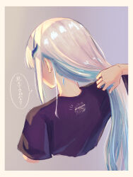 Rule 34 | 1girl, absurdres, blue hair, from above, from behind, hair ornament, highres, hitanu, holding own hair, lize helesta, long hair, multicolored hair, nijisanji, purple shirt, shirt, short sleeves, solo, speech bubble, translation request, two-tone hair, virtual youtuber, white hair