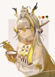 Rule 34 | +++, 1girl, absurdres, arknights, bare shoulders, bell pepper, blonde hair, bowl, broccoli, chinese commentary, chopsticks, closed mouth, commentary request, creature, cropped torso, dragon bubble (arknights), dragon girl, dragon horns, earrings, eating, food, green eyes, grey background, grey hair, grey horns, hair between eyes, hair intakes, highres, holding, holding bowl, holding chopsticks, horns, jacket, jewelry, lofter username, long hair, long sleeves, looking at viewer, multicolored hair, necklace, off shoulder, on head, open clothes, open jacket, pepper, pointy ears, purple hair, rice, rice bowl, shu (arknights), simple background, solo, strapless, tomato, tube top, vegetable, white jacket, white tube top, xiaokediandanhuang, yellow horns