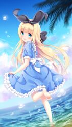 1girl apron barefoot black_bow blonde_hair blue_dress blue_sky blush bow cloud dress feet frilled_dress frills green_eyes hair_bow highres long_hair mononobe_alice mononobe_alice_(1st_costume) nijisanji open_mouth palm_leaf sky smile solo very_long_hair virtual_youtuber wading water white_apron yottacc