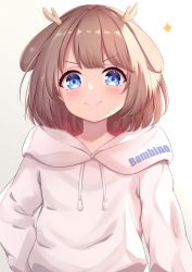 Rule 34 | &gt;:), 1girl, absurdres, animal ears, antlers, arata (xin), blue eyes, blush, brown hair, closed mouth, commentary request, deer antlers, drawstring, gradient background, grey background, highres, hood, hood down, hoodie, horns, indie utaite, kano (utaite), looking at viewer, original, smile, solo, sparkle, upper body, v-shaped eyebrows, white background, white hoodie