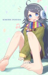Rule 34 | 1girl, ahoge, aqua background, arms between legs, bare legs, barefoot, blue eyes, blush, brown shorts, character name, commission, earmuffs, feet, foreshortening, full body, green jacket, grey hair, hair ornament, hairclip, highres, inohara koboshi, jacket, knees up, legs, long hair, long sleeves, looking at viewer, multicolored clothes, multicolored scarf, on ground, ongeki, open mouth, parted bangs, patterned background, scarf, short shorts, shorts, sidelocks, sitting, skeb commission, sleeves past wrists, soles, solo, toenails, toes, very long hair, yama tatsuo