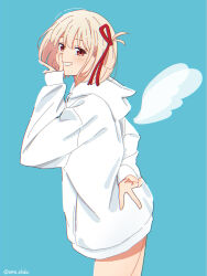 Rule 34 | 1girl, ama (ama ekaku), blonde hair, blue background, blush, bob cut, commentary request, cowboy shot, finger to mouth, hair ribbon, hand up, highres, hood, hoodie, looking at viewer, lycoris recoil, nishikigi chisato, partial commentary, red eyes, red ribbon, ribbon, short hair, shushing, simple background, smile, solo, twitter username, v, white hoodie