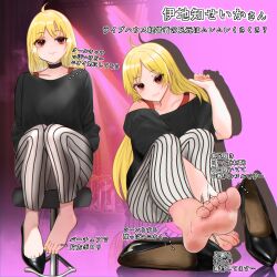 1girl barefoot blonde_hair bocchi_the_rock! feet highres ijichi_seika long_hair looking_at_viewer lumina_(artist) red_eyes shoes sitting smile soles stool toes translated unworn_shoes