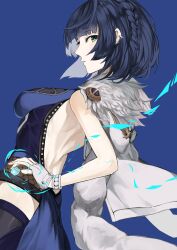 Rule 34 | 1girl, absurdres, backless outfit, bare arms, bare shoulders, blue background, blue hair, braid, breasts, commentary request, dice, fingerless gloves, fur-trimmed jacket, fur trim, genshin impact, gloves, green eyes, highres, jacket, jacket on shoulders, kajuu, large breasts, looking at viewer, parted lips, short hair, simple background, sleeveless, solo, upper body, white gloves, white jacket, yelan (genshin impact)