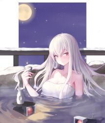 1girl absurdres blush bottle collarbone commentary_request cup dinergate_(girls&#039;_frontline) full_moon girls&#039;_frontline highres holding holding_cup kar98k_(girls&#039;_frontline) korean_commentary long_hair looking_at_viewer mixed-language_commentary moon naked_towel night night_sky non-humanoid_robot onsen parted_lips partially_submerged red_eyes robot sake_bottle simple_background sky snow star_(sky) towel tray white_hair yeon_lam