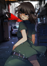 Rule 34 | 1other, androgynous, asymmetrical clothes, asymmetrical coat, belt, black headband, blurry, blurry background, brown belt, brown eyes, brown hair, brown pants, coat, commentary request, cowboy shot, fangs, green coat, headband, highres, kurohebi, len&#039;en, looking at viewer, looking back, medium hair, open mouth, other focus, ougi hina, pants, short sleeves, solo