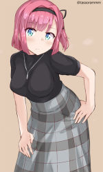 Rule 34 | 1girl, black shirt, blush, breasts, brown background, hairband, hand on own hip, hand on own thigh, jewelry, large breasts, leaning forward, long skirt, looking at viewer, mochizuki momiji, necklace, new game!, pink hair, shirt, simple background, skirt, solo, standing, tasora, twitter username